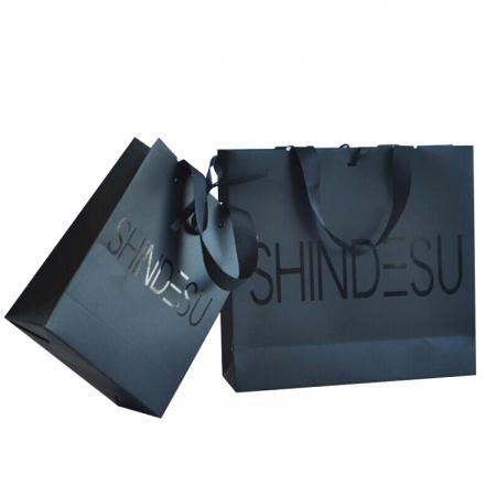 China Spot UV Luxus Geschenk schwarz Papier Einkaufstasche mit Ripsband