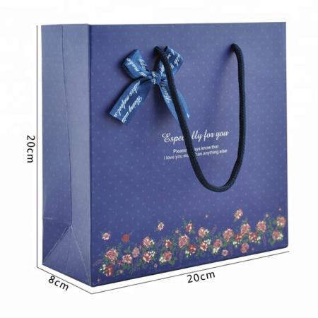 glattes lamelliertes blaues Farbkundenspezifisches Logo, das Einkaufsgeschenkpapiertüten druckt