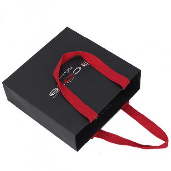 Persönlichkeit individuell bedruckte schwarze Luxusmarke Retail Shopping Verpackung Kleidung Papiertüte mit rotem Griff