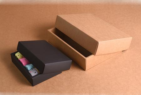 Einweg-Lebensmittelverpackungsbox aus schwarzem Kraftpapier mit 350 g / m² und Logo-Aufdruck