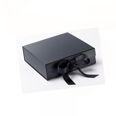 schwarzer, luxuriöser Geschenkkarton aus recyceltem Karton mit Klappdeckel