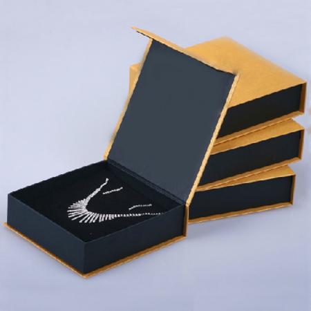 Geschenkbox aus schwarzem Papier für Halskette