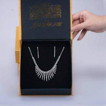 Geschenkbox aus schwarzem Papier für Halskette