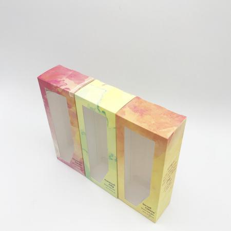 individuell bedruckte Geschenkbox aus floralem Papier mit PVC-Fenster