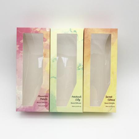 individuell bedruckte Geschenkbox aus floralem Papier mit PVC-Fenster