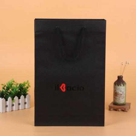 China Lieferant benutzerdefinierte Logo drucken schwarz Kraftpapier Geschenkflasche Tasche